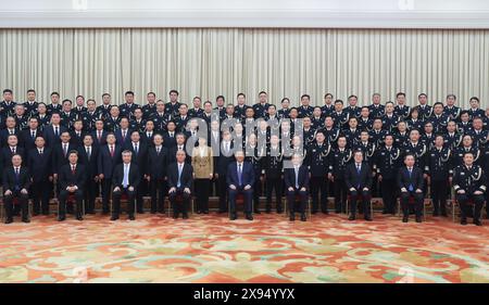 Peking, China. Mai 2024. Die Partei- und Staatsführer Xi Jinping, Li Qiang, Cai Qi, Ding Xuexiang und Li Xi treffen sich mit Polizeikräften, die am 28. Mai 2024 in der Großen Halle des Volkes in Peking, der Hauptstadt Chinas, an einer nationalen Konferenz über die Arbeit im Bereich der öffentlichen Sicherheit teilnehmen. Quelle: Ju Peng/Xinhua/Alamy Live News Stockfoto