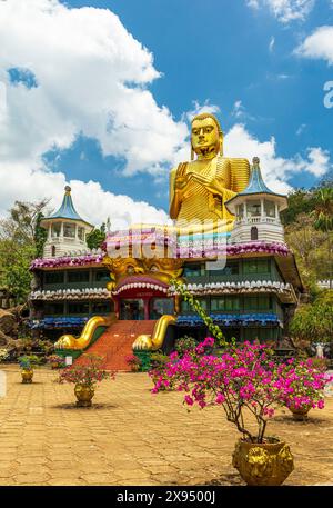 Goldene Buddha-Statue und goldener Tempel Dambulla, Sri Lanka. Stockfoto