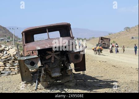 ÄTHIOPIEN, Tigray, Dorf SHEWEATE HUGUM, Tigray Krieg 2020-2022 zwischen Truppen verbündet mit der äthiopischen Regierung und Eritrea und der Tigray Volksbefreiungsfront TPLF, durch TPLF-Kämpfer zerstörte russischen ArmeelKW Ural - 4320 eritreische Truppen Stockfoto