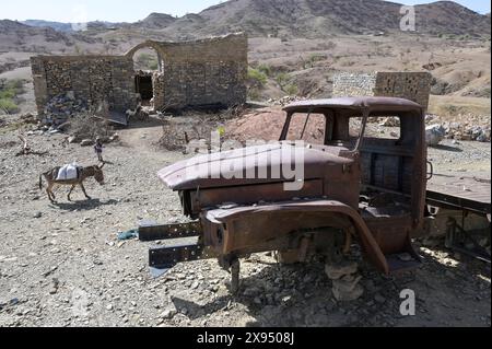 ÄTHIOPIEN, Tigray, Dorf SHEWEATE HUGUM, Tigray Krieg 2020-2022 zwischen Truppen verbündet mit der äthiopischen Regierung und Eritrea und der Tigray Volksbefreiungsfront TPLF, durch TPLF-Kämpfer zerstörte russischen ArmeelKW Ural - 4320 eritreische Truppen Stockfoto