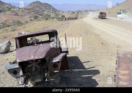 ÄTHIOPIEN, Tigray, Dorf SHEWEATE HUGUM, Tigray Krieg 2020-2022 zwischen Truppen verbündet mit der äthiopischen Regierung und Eritrea und der Tigray Volksbefreiungsfront TPLF, durch TPLF-Kämpfer zerstörte russischen ArmeelKW Ural - 4320 eritreische Truppen Stockfoto