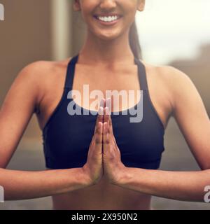 Outdoor, Chakra und Frau mit Namaste für Yoga, Wellness und spirituellen Frieden mit Lächeln in Kolumbien. Natur, indisches Mädchen und Gebetshände für Stockfoto