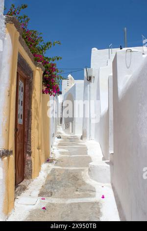 Enge Straße in Emporeio - Blick auf die Straßen des mittelalterlichen Dorfes Emporio auf der Insel Santorin, Griechenland Stockfoto