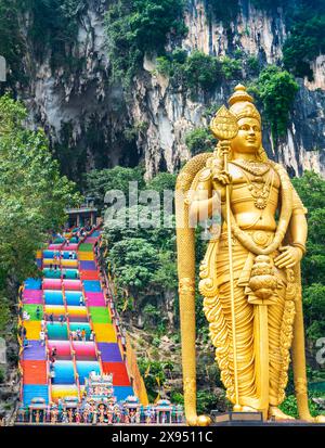Innerhalb des bergigen Stadtrands von Kuala Lumpur. Kalksteinhöhlen an der Spitze der steilen mehrfarbigen Stufen, die hinduistische Tempel und Schreine beherbergen, und ein riesiges Stockfoto