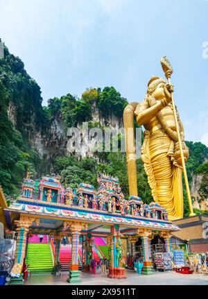 Innerhalb des bergigen Stadtrands von Kuala Lumpur. Kalksteinhöhlen an der Spitze der steilen mehrfarbigen Stufen, die hinduistische Tempel und Schreine beherbergen, und ein riesiges Stockfoto