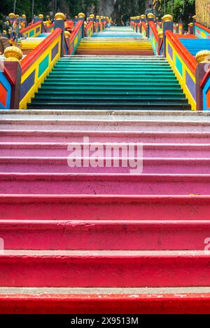 In den Bergen rund um Kuala Lumpur führen viele bunte Stufen hinauf zu der riesigen Höhle, in der sich wunderschöne Hindutempel und Schreine befinden. Stockfoto
