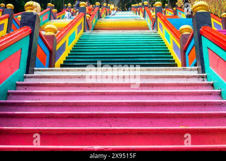 In den Bergen rund um Kuala Lumpur führen viele bunte Stufen hinauf zu der riesigen Höhle, in der sich wunderschöne Hindutempel und Schreine befinden. Stockfoto