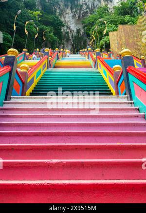In den Bergen rund um Kuala Lumpur führen viele bunte Stufen hinauf zu der riesigen Höhle, in der sich wunderschöne Hindutempel und Schreine befinden. Stockfoto
