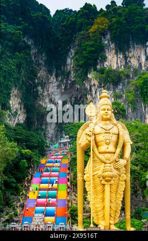 Innerhalb des bergigen Stadtrands von Kuala Lumpur. Kalksteinhöhlen an der Spitze der steilen mehrfarbigen Stufen, die hinduistische Tempel und Schreine beherbergen, und ein riesiges Stockfoto