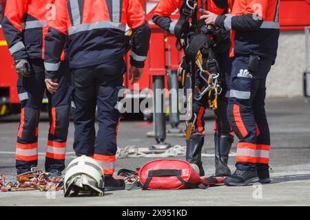 Feuerwehrleute bereiten sich auf eine Rettungsaktion vor Stockfoto