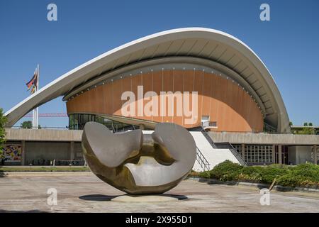 Henry Moore: Großer geteilter Oval-Schmetterling, Haus der Kulturen der Welt, John-Foster-Dulles-Allee, Tiergarten, Berlin, Deutschland Henry Moore: große Teilung Stockfoto