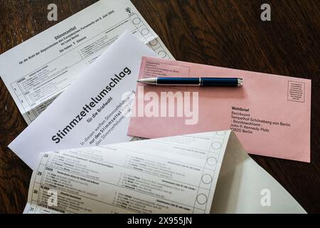 Wahlbrief, Wahlzettel, Wahlzettel für die Europawahl 2024 in Deutschland, Wahlbrief, Stimmzettel, Wahlzettel zur Europawahl 2024 in Deutsc Stockfoto