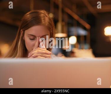 Frau, gestresst und mit Laptop im Café, Freiberufler und Unternehmer-Networking auf der Website. Müde, Burnout und die Augen geschlossen im Internetshop Stockfoto