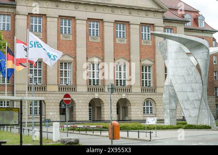 „Skulptur von Daniel Libeskind „Flügel“ vor dem Siemens-Verwaltungsgebäude, Rohrdamm, Siemensstadt, Spandau, Berlin, Deutschland, Skulptur vo Stockfoto
