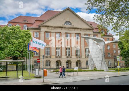Skulptur von Daniel Libeskind ''Wing'' vor dem Siemens Verwaltungsgebäude Rohrdamm, Siemensstadt, Spandau, Berlin, Deutschland, Skulptur von Stockfoto