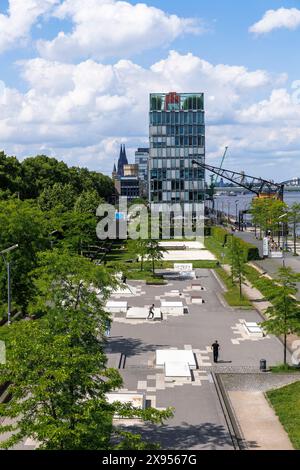 Skate Plaza im Rheinau Hafen, Bürogebäude KAP am Suedkai, Architekten Engel und Zimmermann, Köln, Deutschland. Der Skate Plaza im Rhein Stockfoto