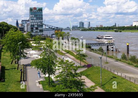 Skate Plaza im Rheinau Hafen, Bürogebäude KAP am Suedkai, Architekten Engel und Zimmermann, Köln, Deutschland. Der Skate Plaza im Rhein Stockfoto