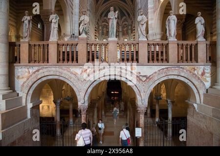 Romanische Krypta aus dem XII. Bis XIII. Jahrhundert und rodfarbene Leinwand im Presbyterium in der romanischen Basilica di San Zeno Maggiore, die von XIV. Bis XIV. Jahrhundert in seinem erbaut wurde Stockfoto