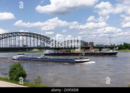 Die Südbrücke, Eisenbahnbrücke über den Rhein, Frachtschiffe, Köln, Deutschland. Die Suedbrücke, Eisenbahnbrücke ueber den Rhein, Frachtschi Stockfoto