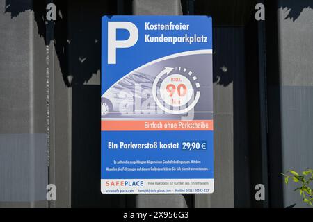 Kostenloser Kundenparkplatz mit maximaler Parkzeit, Berlin, Deutschland, Kostenfreier Kundenparkplatz mit Höchstparkdauer, Berlin, Deutschland Stockfoto