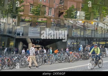 Fahrräder, Parkplätze, Studenten, Universitätsbibliothek, Albert-Ludwig-Universität, Universitätsplatz, Freiburg im Breisgau, Baden-Württemberg, Deutschland, Fahrrä Stockfoto