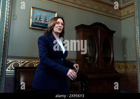 Washington, DC, USA, 28. Mai 2024, US-Vizepräsidentin Kamala Harris kommt an, um in Courtney O'Donnell als Ständiger Vertreter der UNESCO im Rang eines Botschafters im Zeremonialbüro des Vizepräsidenten im Eisenhower Executive Office-Gebäude auf dem Campus des Weißen Hauses in Washington zu schwören. DC am 28. Mai 2024. Guthaben: Yuri Gripas/Pool über CNP/MediaPunch Stockfoto