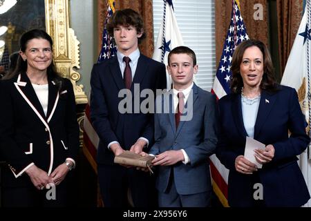 Washington, DC, USA, 28. Mai 2024, Vize-Präsidentin der Vereinigten Staaten Kamala Harris, rechts, schwört in Courtney O'Donnell, links, als Ständiger Vertreter der UNESCO im Rang eines Botschafters im Zeremonialbüro des Vizepräsidenten im Eisenhower Executive Office-Gebäude auf dem Campus des Weißen Hauses in Washington, DC am 28. Mai 2024. Guthaben: Yuri Gripas/Pool über CNP/MediaPunch Stockfoto