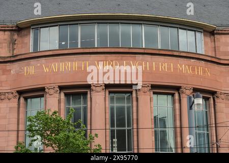 Inschrift, die Wahrheit wird dich befreien, Hochschulgebäude 1, Universitätsplatz, Albert-Ludwig-Universität, Freiburg im Breisgau, Baden-Württemberg, Ge Stockfoto