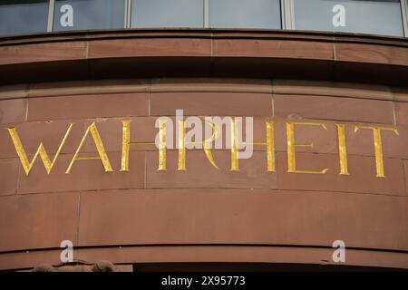 Inschrift, die Wahrheit wird dich befreien, Hochschulgebäude 1, Universitätsplatz, Albert-Ludwig-Universität, Freiburg im Breisgau, Baden-Württemberg, Ge Stockfoto