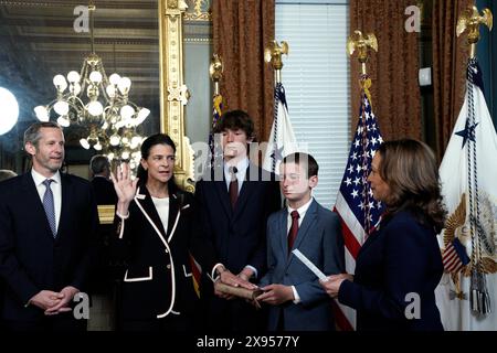 US-Vizepräsidentin Kamala Harris, rechts, schwört in Courtney O’Donnell, zweite links, als Ständiger Vertreter bei der UNESCO im Rang eines Botschafters im Zeremonialbüro des Vizepräsidenten im Eisenhower Executive Office Building auf dem Campus des Weißen Hauses in Washington, DC am 28. Mai 2024. Guthaben: Yuri Gripas/Pool über CNP/MediaPunch Stockfoto