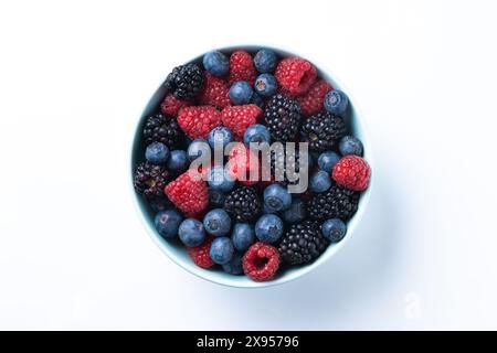 Frische Sortimentbeeren in Schüssel isoliert auf weißem Hintergrund. Draufsicht Stockfoto