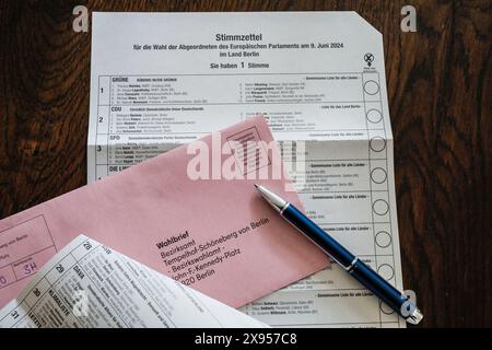 Wahlbrief, Wahlzettel, Wahlzettel für die Europawahl 2024 in Deutschland, Wahlbrief, Stimmzettel, Wahlzettel zur Europawahl 2024 in Deutsc Stockfoto