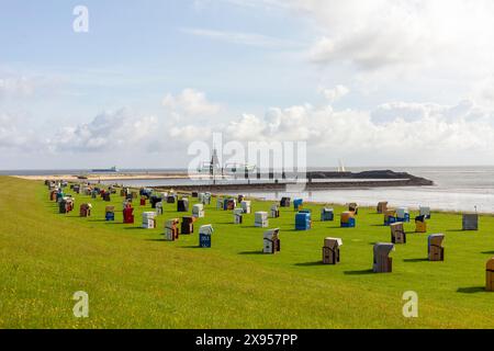 Landschaftsfoto von Strandhütten auf grünem Rasen im Hafen von Cuxhaven in Deutschland. Seeküste im Sommer Stockfoto