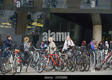 Fahrräder, Parkplätze, Studenten, Universitätsbibliothek, Albert-Ludwig-Universität, Universitätsplatz, Freiburg im Breisgau, Baden-Württemberg, Deutschland, Fahrrä Stockfoto