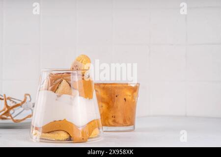 Trendiges Dalgona-Tiramisu-Dessert. Zwei Gläser mit flauschigem, cremigem Kaffee-Tiramisu, getränkt mit Instant-Kaffeeschaum und Savoyardi darüber Stockfoto