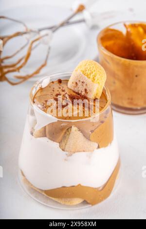 Trendiges Dalgona-Tiramisu-Dessert. Zwei Gläser mit flauschigem, cremigem Kaffee-Tiramisu, getränkt mit Instant-Kaffeeschaum und Savoyardi darüber Stockfoto