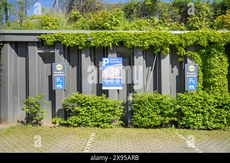 Kostenloser Kundenparkplatz mit maximaler Parkzeit, Berlin, Deutschland, Kostenfreier Kundenparkplatz mit Höchstparkdauer, Berlin, Deutschland Stockfoto