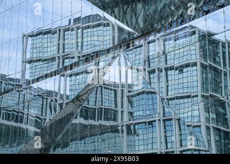 Hauptbahnhof spiegelt sich im Bürogebäude Cube, Washingtonplatz, Spree, Moabit, Mitte, Berlin, Deutschland, Hauptbahnhof spiegelte sich im Bürohaus Stockfoto