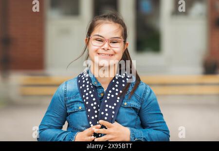 Porträt eines Mädchens draußen auf einem Schulspielplatz Stockfoto