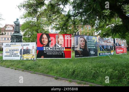 Wahlplakate - ThuÌˆringer Kommunalwahlen 2024 Uhr 26. Mai 2024 - Wahl zum Europäischen Parlament vom 6. bis 9. Juni 2024, sowohl in Deutschland als auch in Europa - Deutschland, GER, DEU, Deutschland, Eisenach, 25.05.2024 - EISENACH: WAHLPLAKAT HEIMAT - SLOGAN: POLITIKWENDE 2024 - POLITIKWENDE 2024 - WIR WOLLEN UNSER EISENACH ZURÜCK - SETZT EIN ZEICHEN FÜR SICHERHEIT, IDENTITÄT UND DIE ZUKUNFT UNSERER KINDER - STADTRAT KREISTAG - FB. COM heimatfraktioneisenach - Wahlplakat der SPD - Slogan: SPD WÄHLEN - SICHERHEIT - auf Katarina Barley und den Kanzler kommt es es an. - Abbildung: Deutschlandflagge und Stockfoto