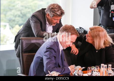 Kabinettssitzung Bundeswirtschaftsminister Robert Habeck, Bundesinnenministerin Nancy Faeser und Bundesfinanzminister Christian Lindner zu Berginn der Kabinettssitzung, Berlin, 29.05.2024. Berlin Berlin Deutschland *** Kabinettssitzung Bundeswirtschaftsminister Robert Habeck, Bundesinnenminister Nancy Faeser und Bundesfinanzminister Christian Lindner zu Beginn der Kabinettssitzung, Berlin, 29 05 2024 Berlin Berlin Deutschland Stockfoto