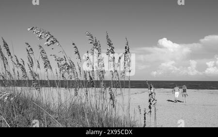 Zwei Frauen laufen am Strand auf Tybee Island, Georgia, USA. Stockfoto