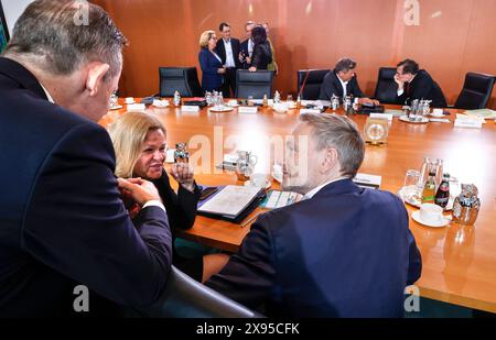 Kabinettssitzung Bundesinnenministerin Nancy Faeser, Bundesfinanzminister Christian Lindner, rechts und Bundesverkehrsminister Volker Wissing zu Beginn der Kabinettssitzung. Auf der anderen Seite des Kabinettstisches sind Bundeswirtschaftsminister robert Habeck und Kanzleramtschef Wolfgang Schmidt, Berlin, 29.05.2024. Berlin Berlin Deutschland *** Kabinettssitzung Bundesinnenministerin Nancy Faeser, Bundesfinanzminister Christian Lindner, Rechts- und Bundesverkehrsminister Volker Wissing zu Beginn der Kabinettssitzung auf der anderen Seite des Kabinettstisches sind Bundeswirtschaftsministerin Min Stockfoto