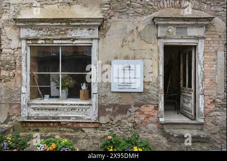 29. Mai 2024, Sachsen-Anhalt, Wettin-Löbejün: Der historische Ackerbürgerhof in der Wettiner Brauhausgasse. Hier wurde ein großer Münzfunde aus dem 17. Jahrhundert mit insgesamt 285 Silbermünzen entdeckt. Zu der Zeit, als die Münzen deponiert wurden, gehörte das Haus Johann Dondorf, einem der reichsten Bürger Wettins, der damals Bürgermeister der Stadt war. Foto: Heiko Rebsch/dpa Stockfoto