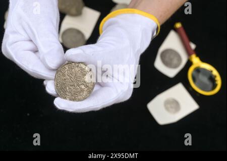 29. Mai 2024, Sachsen-Anhalt, Wettin-Löbejün: Eine wiedergewonnene Silbermünze von insgesamt 285 Fundstücken. Bei Bauarbeiten an einem historischen Bauernhaus in der Wettiner Brauhausgasse wurde ein großer Münzfunde aus dem 17. Jahrhundert entdeckt. Zu der Zeit, als die Münzen deponiert wurden, gehörte das Haus Johann Dondorf, einem der reichsten Bürger Wettins, der damals Bürgermeister der Stadt war. Foto: Heiko Rebsch/dpa Stockfoto