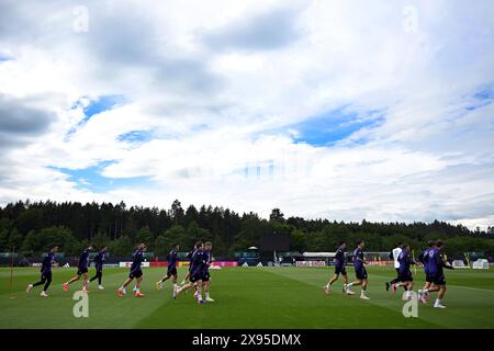 Blankenhain, Deutschland. Mai 2024. Fußball: Nationalmannschaft, Vorbereitung auf die Heimeuropameisterschaft, Pressekonferenz der DFB-Auswahl auf Schloss Blankenhain. Deutschlands Spieler wärmen sich auf. Quelle: Federico Gambarini/dpa/Alamy Live News Stockfoto