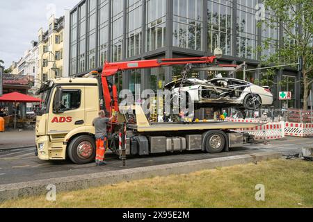 29.05.24. Autounfall, Abschleppwagen, Tauentzienstraße, Charlottenburg, Berlin, Deutschland, 29.05.24. Autounfall, Abschleppwagen, Tauentzienstraße, Charlot Stockfoto