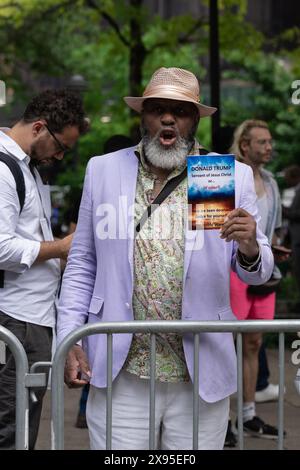 New York Ciy, USA. Mai 2024. Trump-Anhänger treffen sich am 28. Mai 2024 im Collect Pond Park vor dem Manhattan Criminal Court in New York City, New York City. Der ehemalige Präsident der Vereinigten Staaten Donald Trump steht vor 34 Verfälschungen von Geschäftsunterlagen. (Foto: Steve Sanchez/SIPA USA). Quelle: SIPA USA/Alamy Live News Stockfoto