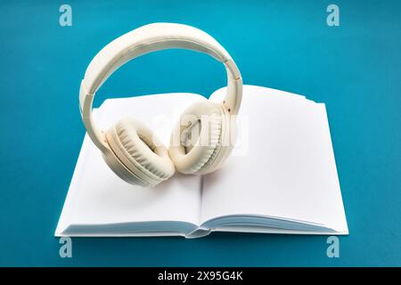 Audiobuchkonzept, Weißbuch mit Kopfhörern Stockfoto