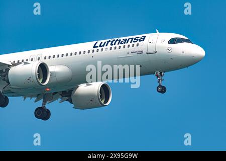 Larnaca, Zypern - 3. September 2023: Nahaufnahme eines Lufthansa Passagierflugzeugs, das sich auf die Landung vorbereitet, mit blauem Himmel im Hintergrund Stockfoto